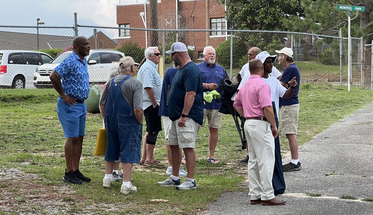 ROSports_'s tweet photo. #Post49⚾️ — Some of the dozen or so expected former Post 49 players gather ahead of tonight’s alumni night.
Hamlet hosts Post 10 Wilmington Veterans in the regular-season finale. Chaz Witmore is pitching for Post 49. #ROSports https://t.co/jzPHR2JCye