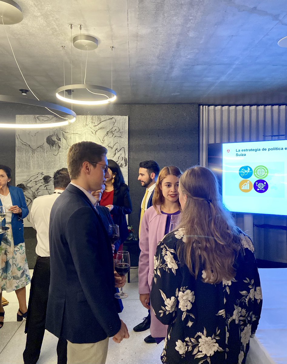 CH_Mexico's tweet photo. 💬Anoche tuvimos una interesante conversación sobre la política exterior de Suiza con @PJCOMEXI , la @swisscham y el @StGallenClubMx en la Residencia. En esta ocasión, el Embajador Pietro Piffaretti impartió una ponencia sobre la #neutralidad 🇨🇭. https://t.co/lXmZUIyLsI