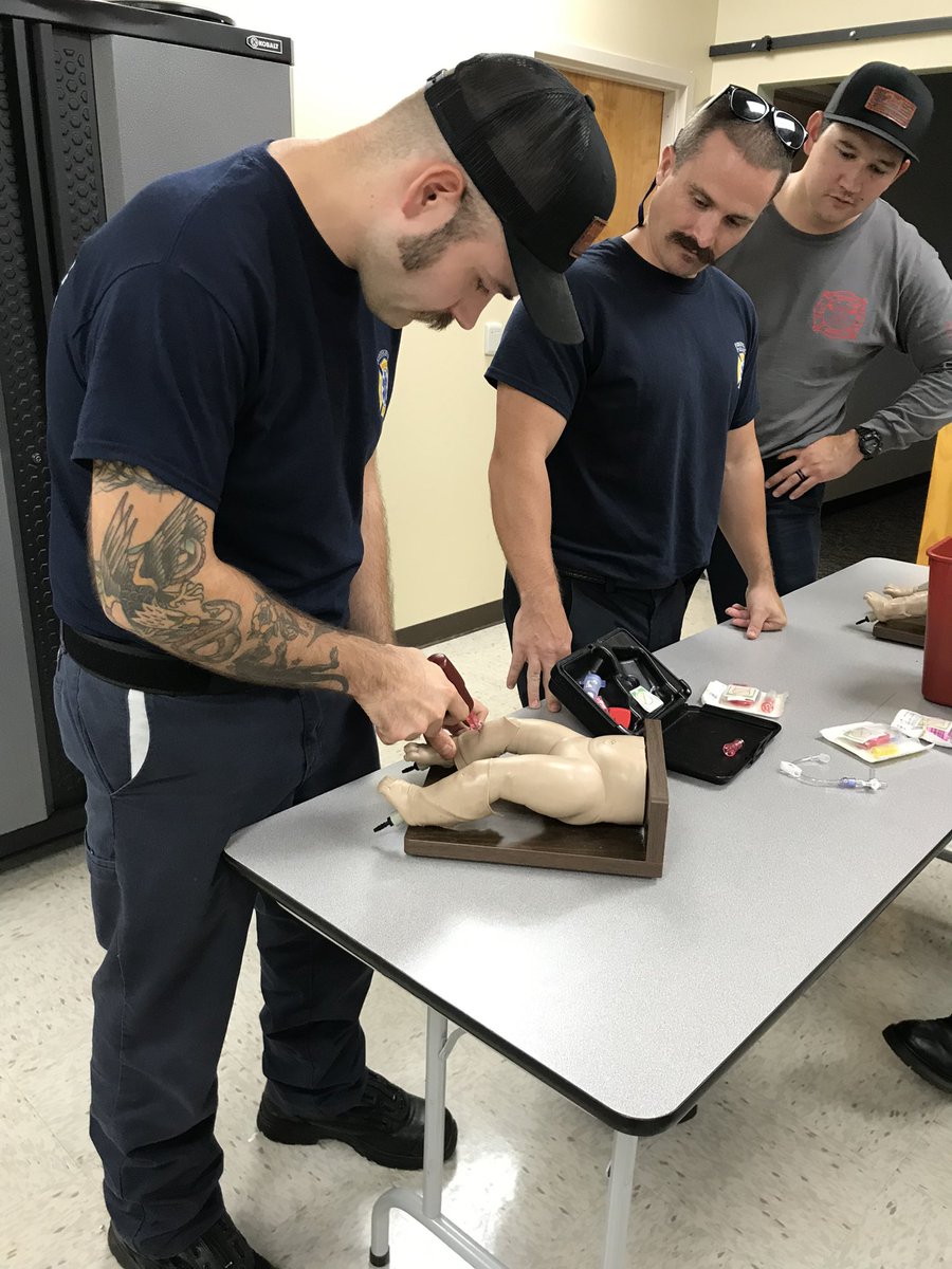 EMSOfficer's tweet photo. Ongoing EMS training leads to quality outcomes &amp; we can never have enough pediatric training. BCFR crews work with the @Handtevy pediatric system perfecting their #HPCPR deployment &amp; management of the pediatric cardiac arrest victim.#leadership #crushingSCA #emsofficer #Handtevy https://t.co/sUGFhkIGOo