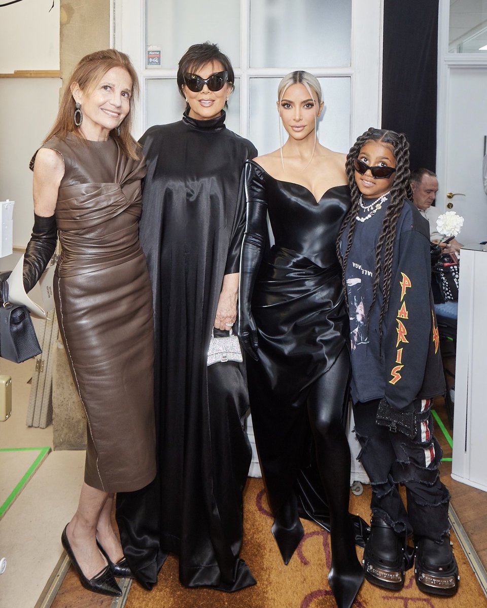 KimKardashian's tweet photo. BALENCIAGA HAUTE COUTURE SHOW! https://t.co/4IDbT0fzqd