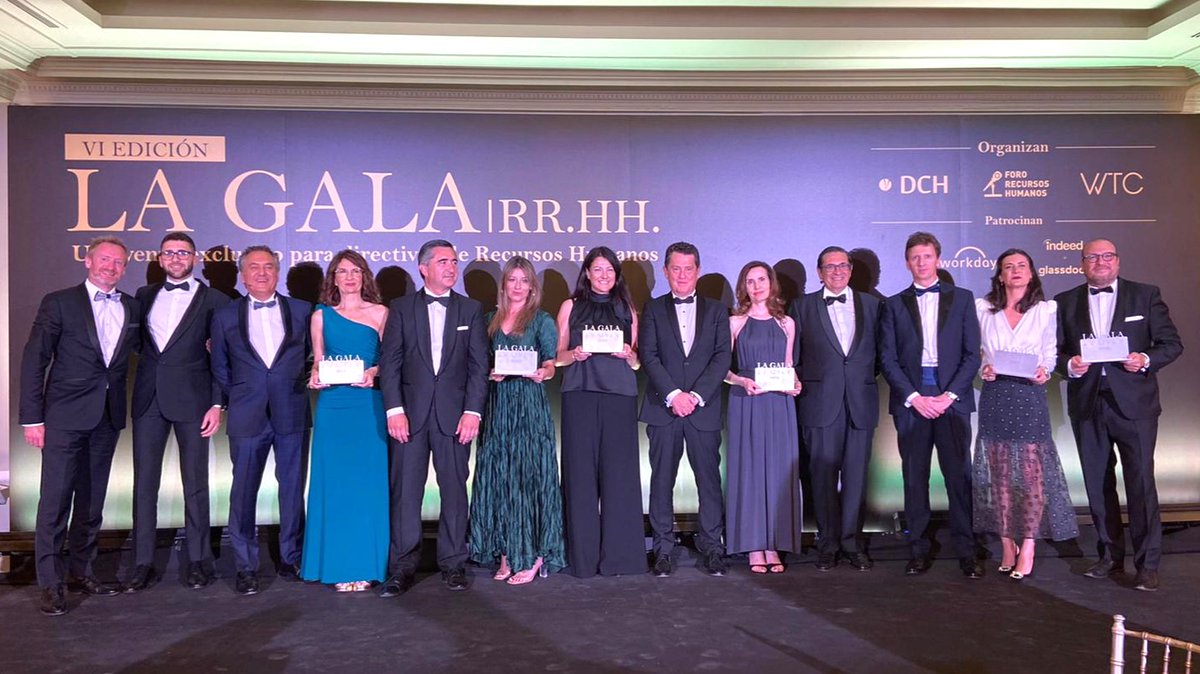 OrgDCH's tweet photo. ¡Llegamos al final de la #GalaRRHH! 👏 Gracias Roberto Brasero, por presentar la gala y a todos los asistentes y partners por acompañarnos en esta noche tan especial.
🙌 ¡Nos vemos en la próxima edición!
@WTC_SPAIN @ForoRRHH
@indeed @Workday
@Heidrick @PerformanseFR https://t.co/N3vLwMl1mE