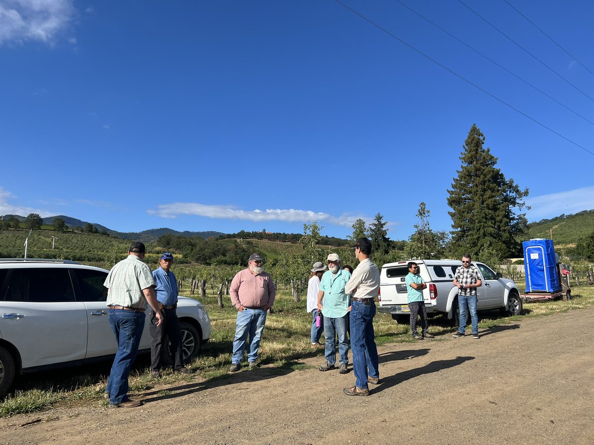 achalakc's tweet photo. Another beautiful day in southern Oregon. We hosted our fifth annual Pear Field Day. Thanks to all the speakers and growers, we learned about pear grafting, pear and peach IPM, disease management, irrigation and water issues. https://t.co/xjZMISaNwj