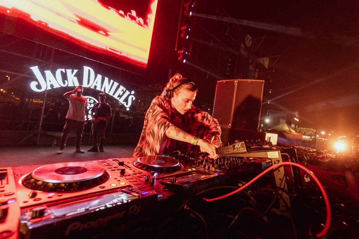 weekendbeachfes's tweet photo. Y @leeann_roberts se ha puesto a los mandos de la fiesta en el escenario Sunrise Jack Daniel´s 🔥🔥

#SoyWeeker #GoTorredelMar #verano2022 #weekendfestival2022 #Weekendbeach2022 https://t.co/1PwIJsZwL6