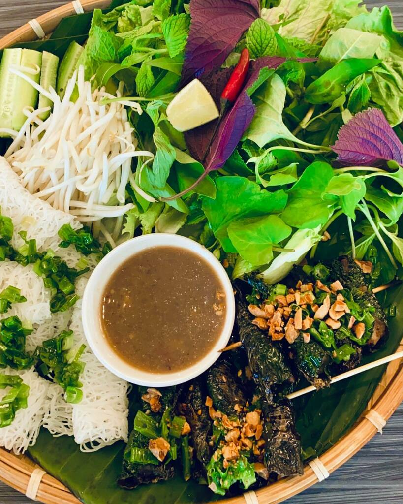QueenzQTea's tweet photo. 🌱📸 Our platters don’t just satisfy your cravings but is also picture worthy! https://t.co/ieNLIGRcFh https://t.co/QrE4PUIFd1