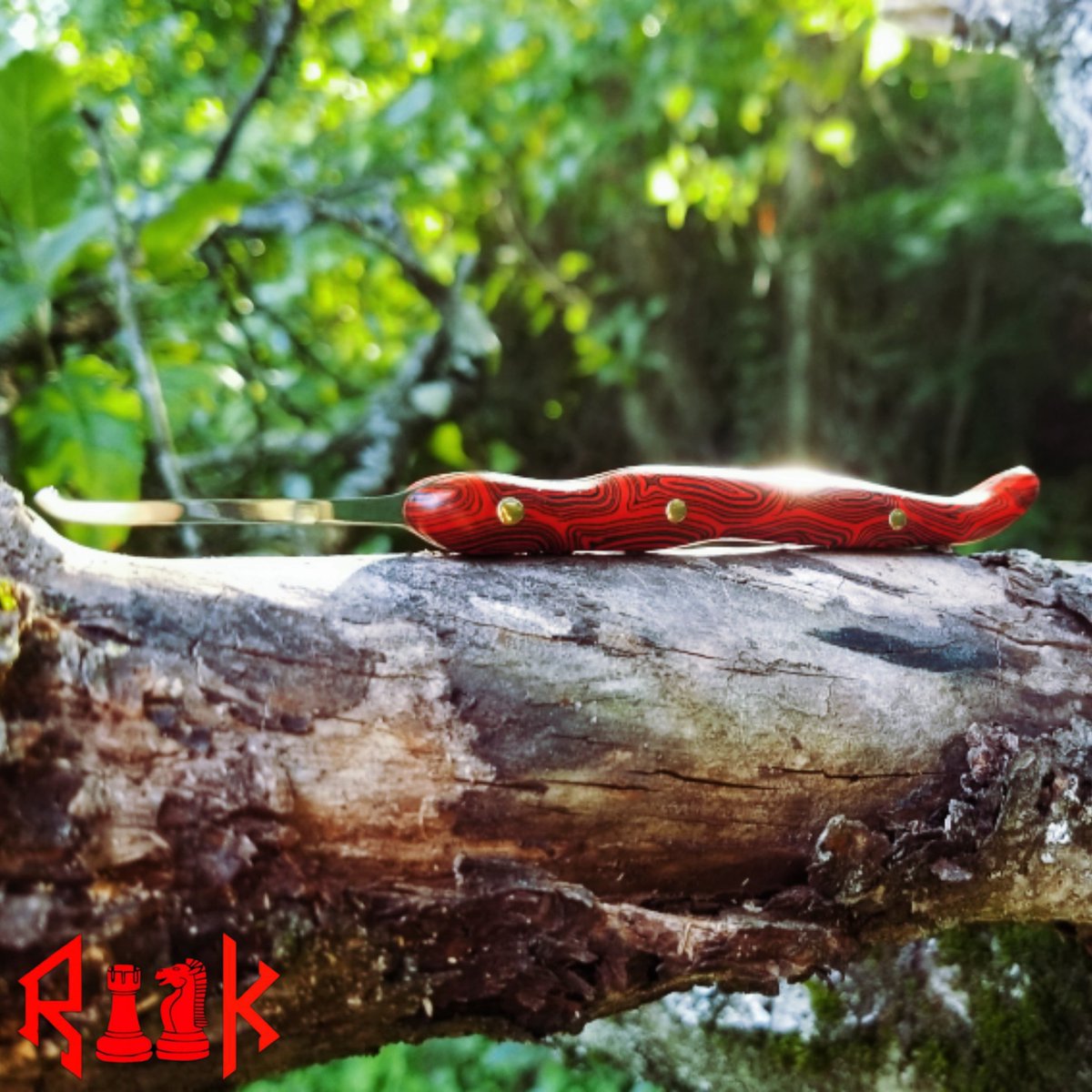 Finished making this little red chili peppers pick today 🌶️🔥🔒 G-10 handle, peened brass pins, full tang.