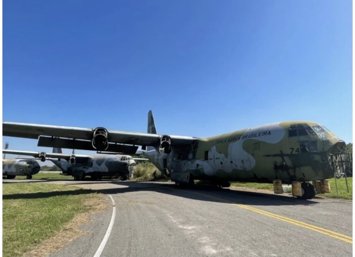 PucaraDefensa's tweet photo. La @fab_oficial remata aviones.
#forcaaerea #fab #xavante #amx #Hercules #orion #brasilia #emb120 #c130h #at26 #embraer #forçaaerea #neiva #t25
https://t.co/WG5GWTSIM9 https://t.co/WeM4CPLqpD