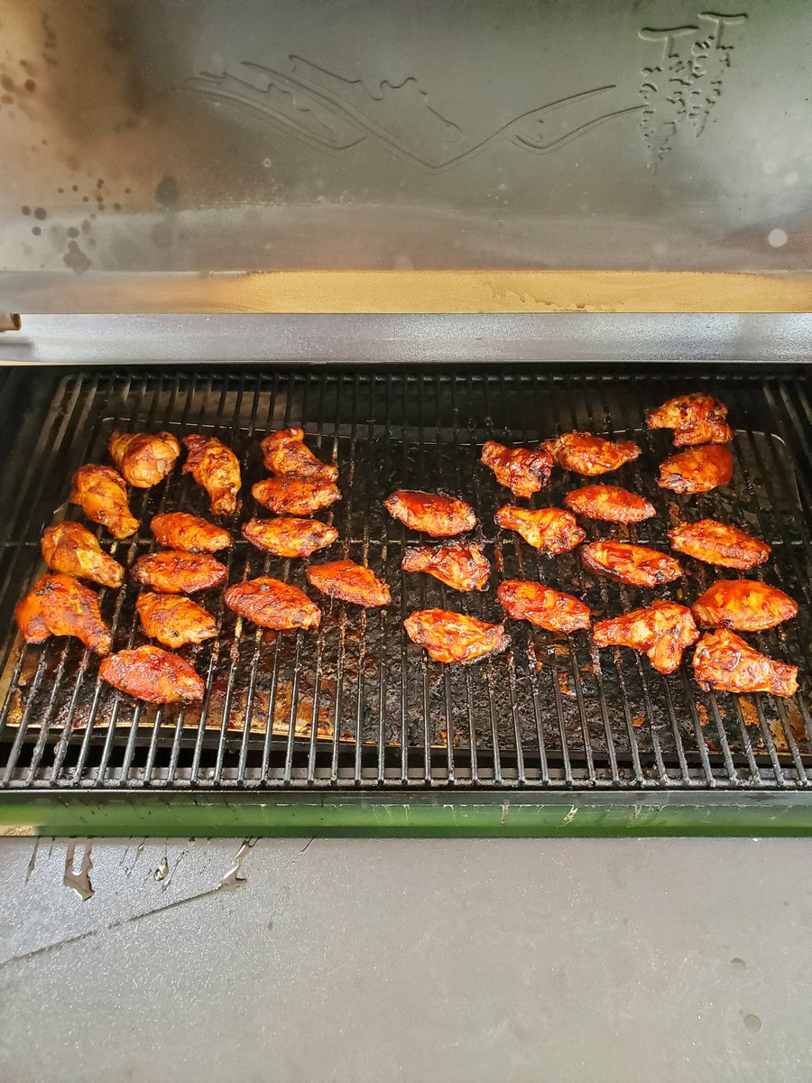 RickMiacolt228's tweet photo. Finished the Wings for lil Jerry next door. Nice color on these.
@FarOutFoodz #MapleChipotle on the left. Sweet Baby Rays on right https://t.co/xs9pz7yIK6
