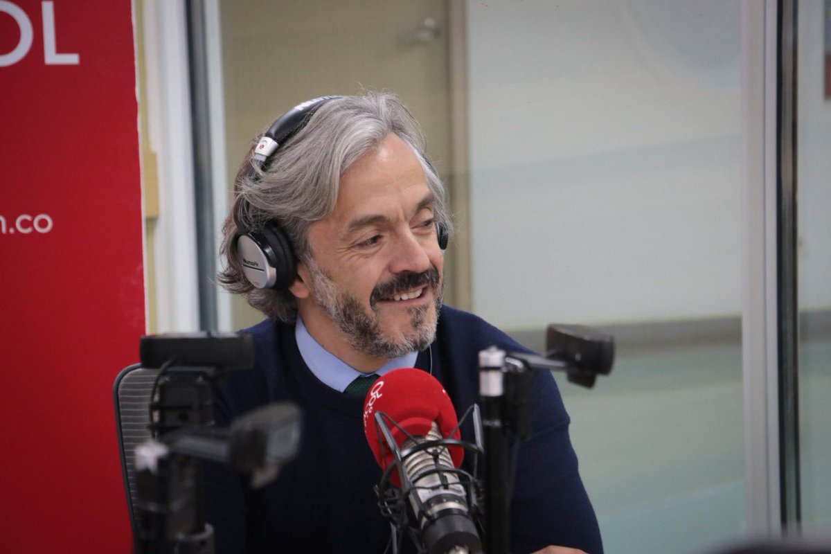 El Director de DANE, Juan Daniel Oviedo, visibiliza a la mujer en cifras y recomienda tener presentes las tres erres.
- Reconocer que las mujeres trabajan más que los hombres.
- Redistribuir, enseñar a los niños a lavar la losa, y demás Y no sólo a las niñas 
 Y 👇🏼