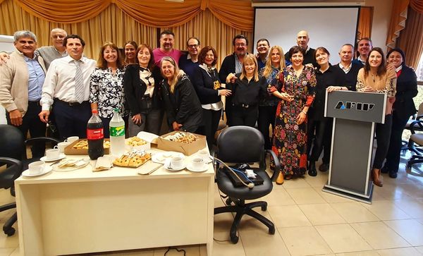 AefipR's tweet photo. Junto a las compañeras y los compañeros de Seguridad Social, se compartio un desayuno  explicando, los alcances del reencasillamiento que  viene a reparar un justo reclamo al que acompañamos como Seccional desde el principio. Felicitaciones por este gran logro de todos! https://t.co/AtmCCpRUay