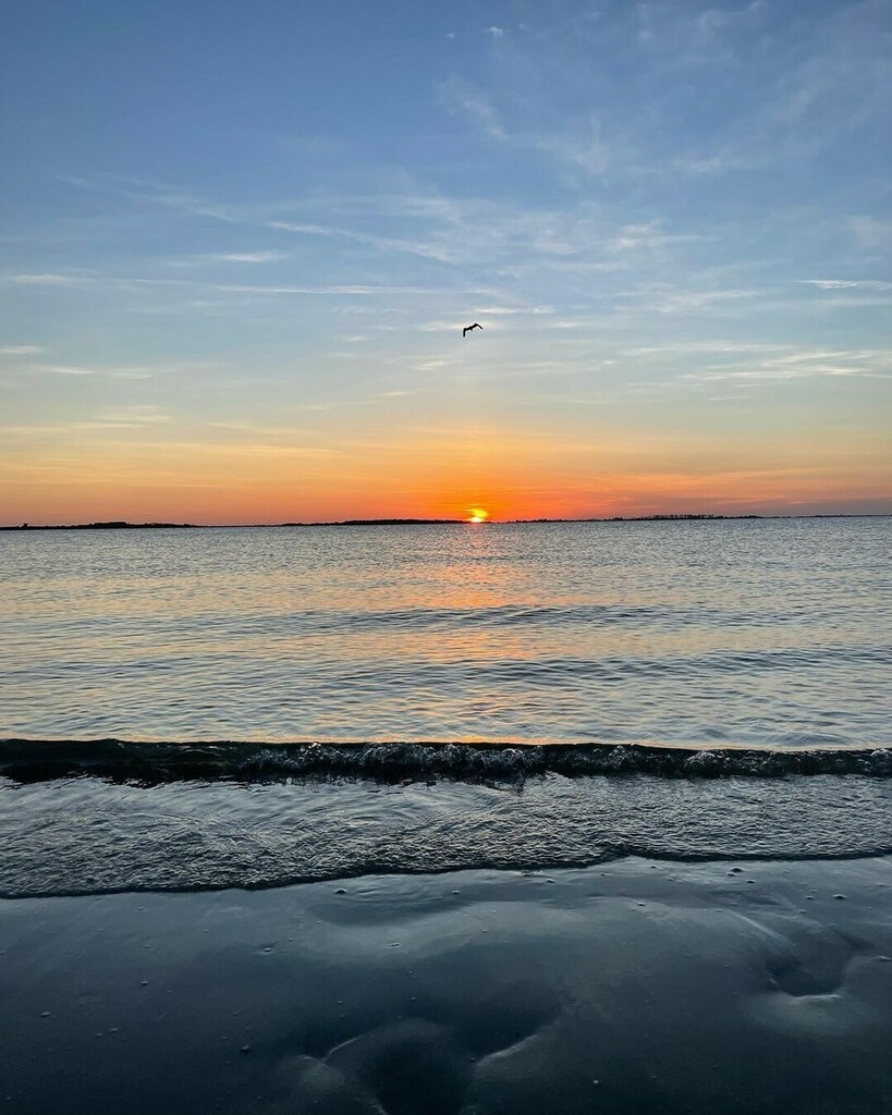 Long time, no sea. #VisitTybee [📸 @rohan_teach]
.
.
.
#tybeeisland #tybee #tybeebeach #savannahsbeach #tybeeislandbeach  #exploregeorgia #georgiacoast #coastalliving #saltlife #clpicks #mysouthernliving #tlpicks #sltravels #tybeestrong #beachwalk #sunrise #sunset #beachlife …