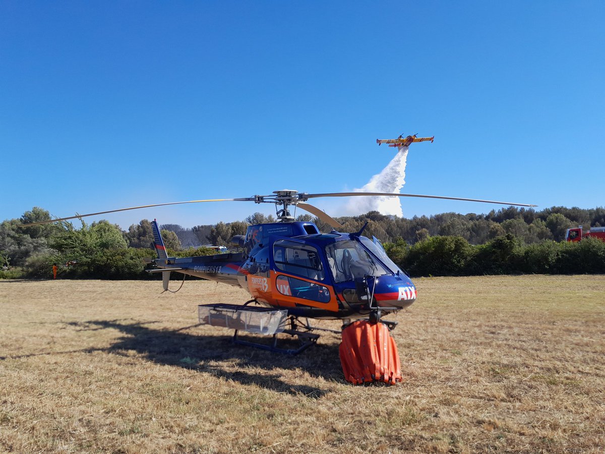 PhilippeCanivet's tweet photo. Très sollicités les #Pompiers13 aujourd'hui pour lutter contre les multiples #FeuxdeForêt et préserver les habitations et massifs.
Rare moment de pause sur 🚁@Pompiers_13 pour ⛽️ https://t.co/bsVkX4u8ZN