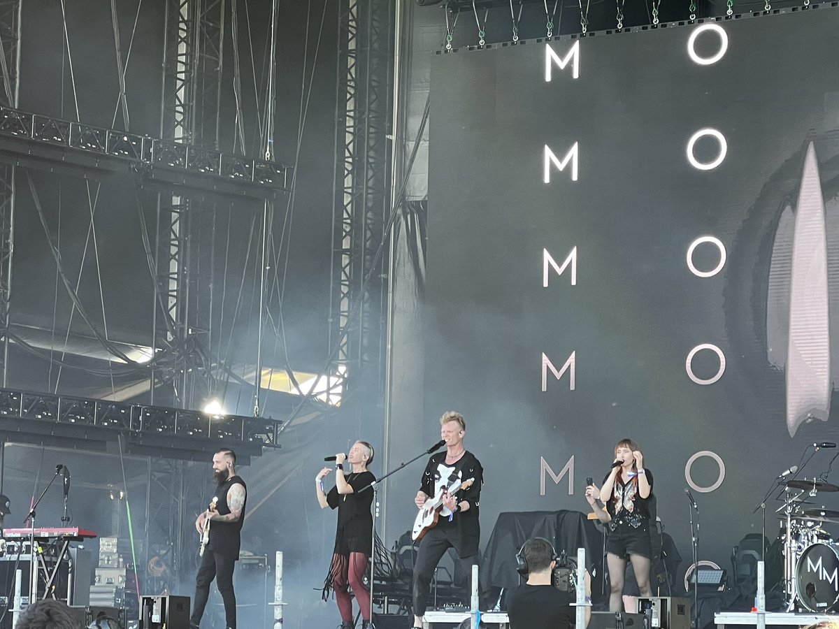 #Madcool2022 Otro momento álgido de la jornada tras la impecable actuación de  #Mothermother . La energía frenética de ANVYL &amp; the Sniffers … continúan los esperados #TheDeftones 🖤🖤… Y seguimos !!