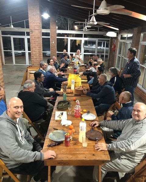 AefipR's tweet photo. Encuentro de los compañeros que se organizaron para disfrutar  de un momento recreativo con futbol y asado.
Ausiciamos estos eventos por que entendemos que   son reflejo del compañerismo y la union.                      AEFIP Seccional Resistencia https://t.co/QPyM5T1PLg