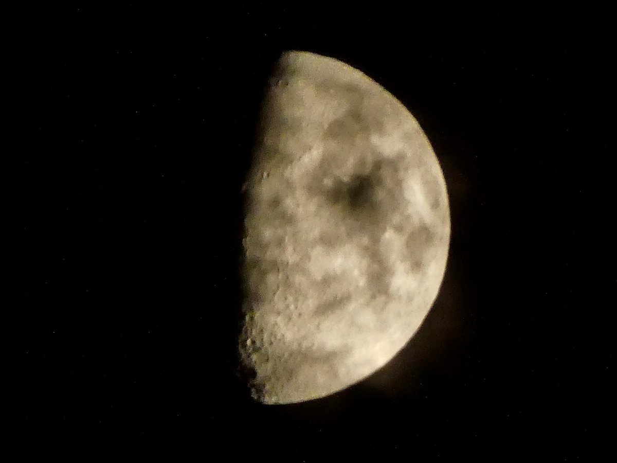 A shot of tonight’s moon 🌙 @StormHour @ThePhotoHour @ePHOTOzine @RMetS @YourAwesomePix @PanasonicUK #PanasonicLUMIXTZ80