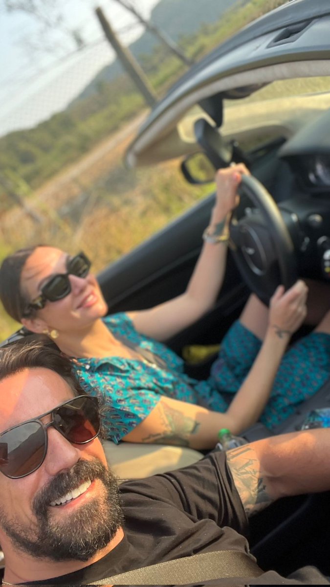 BircefansH's tweet photo. Fotografía de #BirceAkalay e #ibrahimçelikkol compartida por ambos en sus historias de instagram. https://t.co/zxxQx0raEm