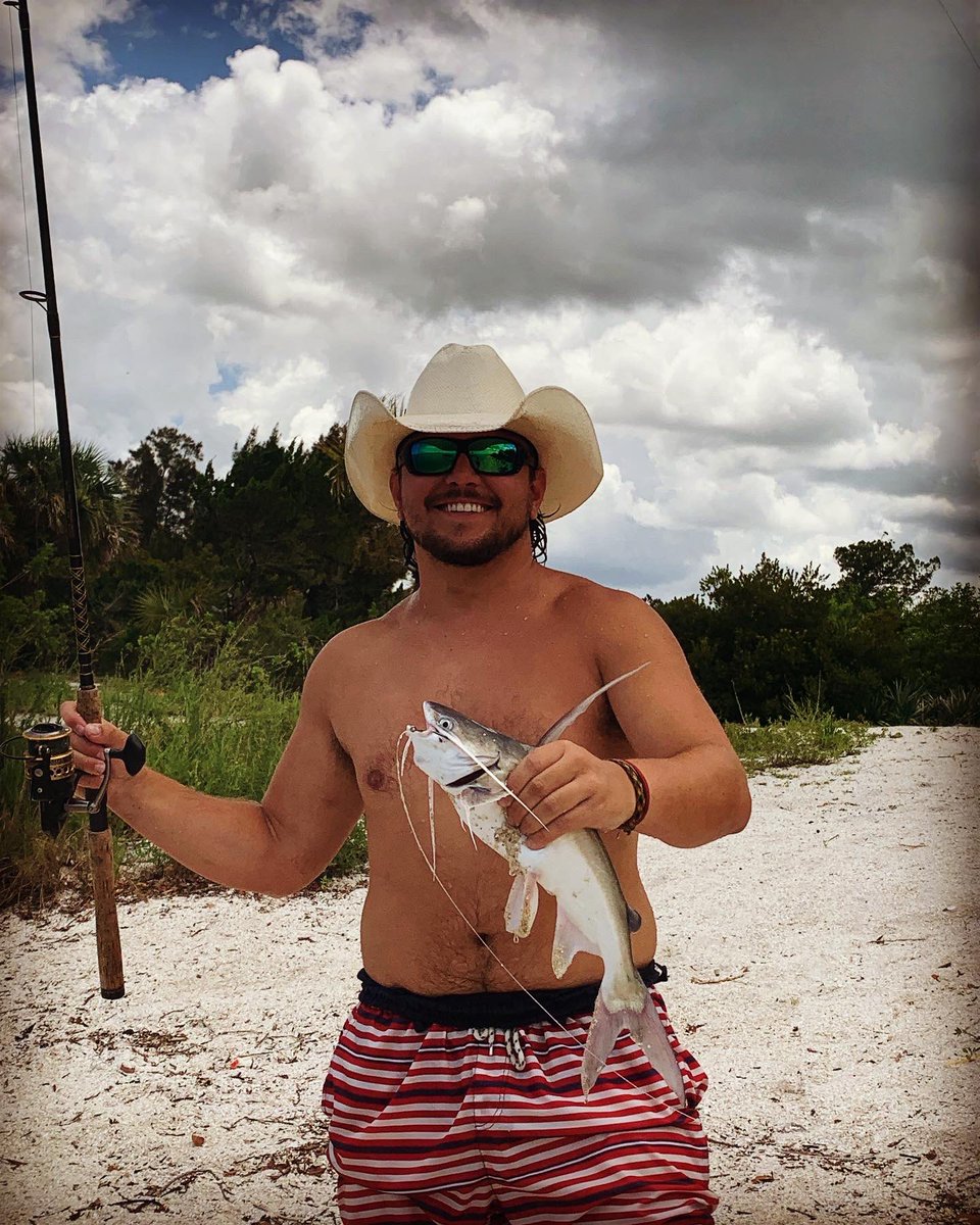 reeldown_fishin's tweet photo. 🔥Vacation in New Smyrna Beach found us taking the boat to a local island for some channel fishing and family time. Tomorrow we set our sites for some offshore action‼️🎣🎣🎣 TIGHT LINES Y’ALL 🤙 #vacation #reeldownfishintv #tightlinesyall #catfish #saltlife #huk #newsmyrnabeach https://t.co/3mvmoi8dUD