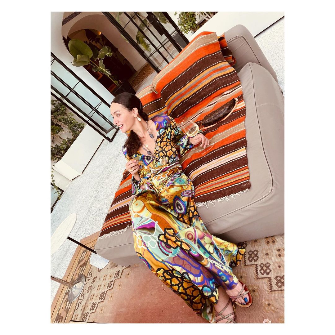 BircefansH's tweet photo. Maravillosas fotografías publicadas por #BirceAkalay en IG en el hotel Villa Macakizi en Bodrum para asistir al evento de apertura de la tienda Prada en Yalikavak Marina, Bodrum. https://t.co/v2uqxj4NF2