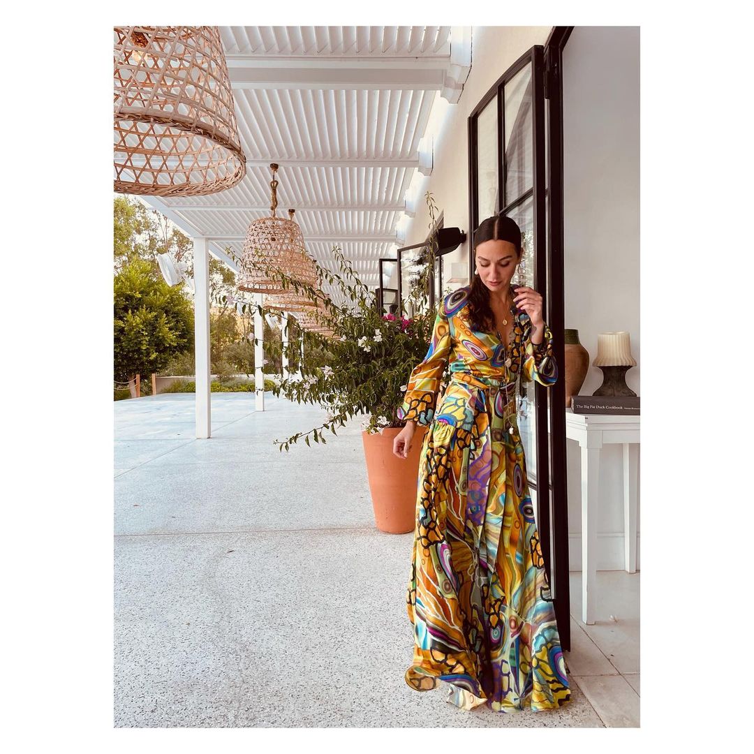 BircefansH's tweet photo. Maravillosas fotografías publicadas por #BirceAkalay en IG en el hotel Villa Macakizi en Bodrum para asistir al evento de apertura de la tienda Prada en Yalikavak Marina, Bodrum. https://t.co/v2uqxj4NF2
