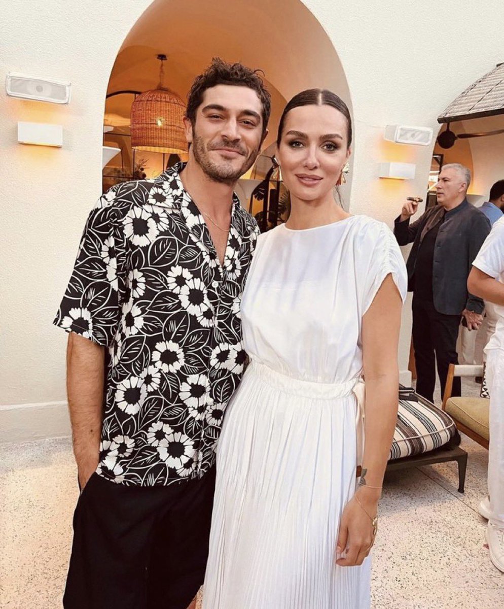 BircefansH's tweet photo. #BirceAkalay junto a #BurakDeniz en el evento de presentación de la nueva tienda de Prada en Bodrum celebrado el 7 de junio. https://t.co/493wle2Own