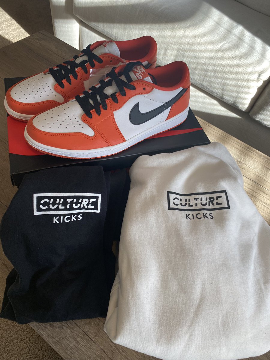 cfasauce_'s tweet photo. MASSIVE S/O to @alexlotier hooking it up with my first pair of 1s and @cultur3kicks gear. Most helpful &amp; friendly dude in the game ✊🔥 definitely hit him up if you’re in the market https://t.co/jO9qJMrk37