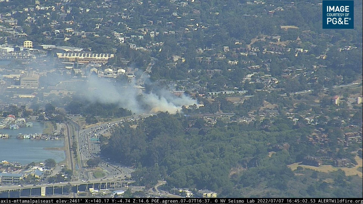 #DrakeFire in Marin City: Fire in the eucalyptus behind the apartments in the 100 block of Drake Ave, burning up against US-101, smoke blowing across the lanes. Potential for 5 acres. No evacs needed per IC, but shutting down 3 lanes of the freeway.