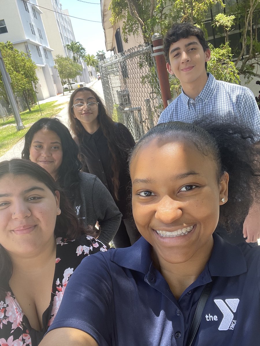ymcasoflo's tweet photo. A great afternoon with @BankofAmerica Student Leaders and summer campers at Comstock Elementary School! 

These Student Leaders developed and taught a lesson plan. They engaged young children with history and arts and crafts! https://t.co/JiehRSdArM