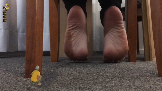 1 pic. Step dad shrunk me down.

#macrophilia #shrunk #giantfeet #microhuman https://t.co/DqlReIa2kn