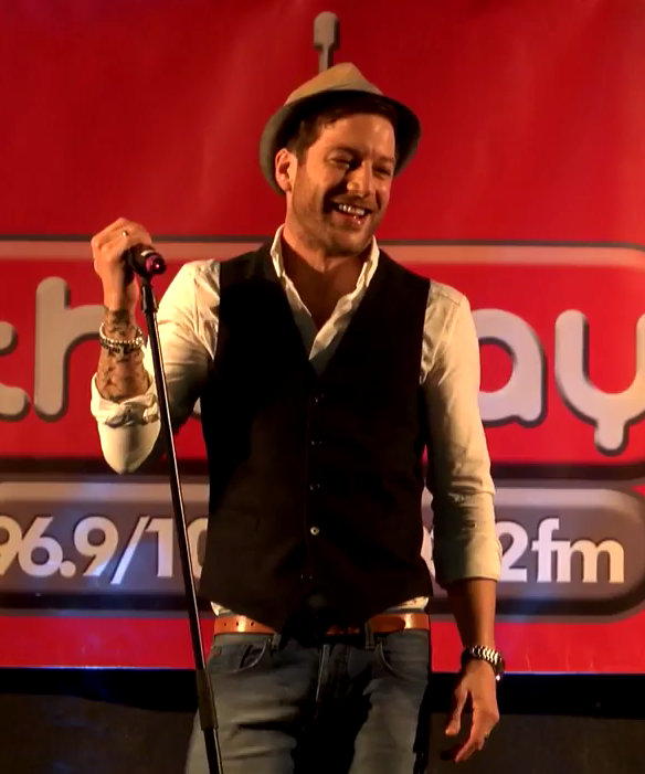 Matt_Cardle_AG's tweet photo. It’s a perfect day for a #FeelGoodFriday photo! #ChristmasLights #HappyMatt #2014 #MattCardle https://t.co/pxQ3zE9SXo