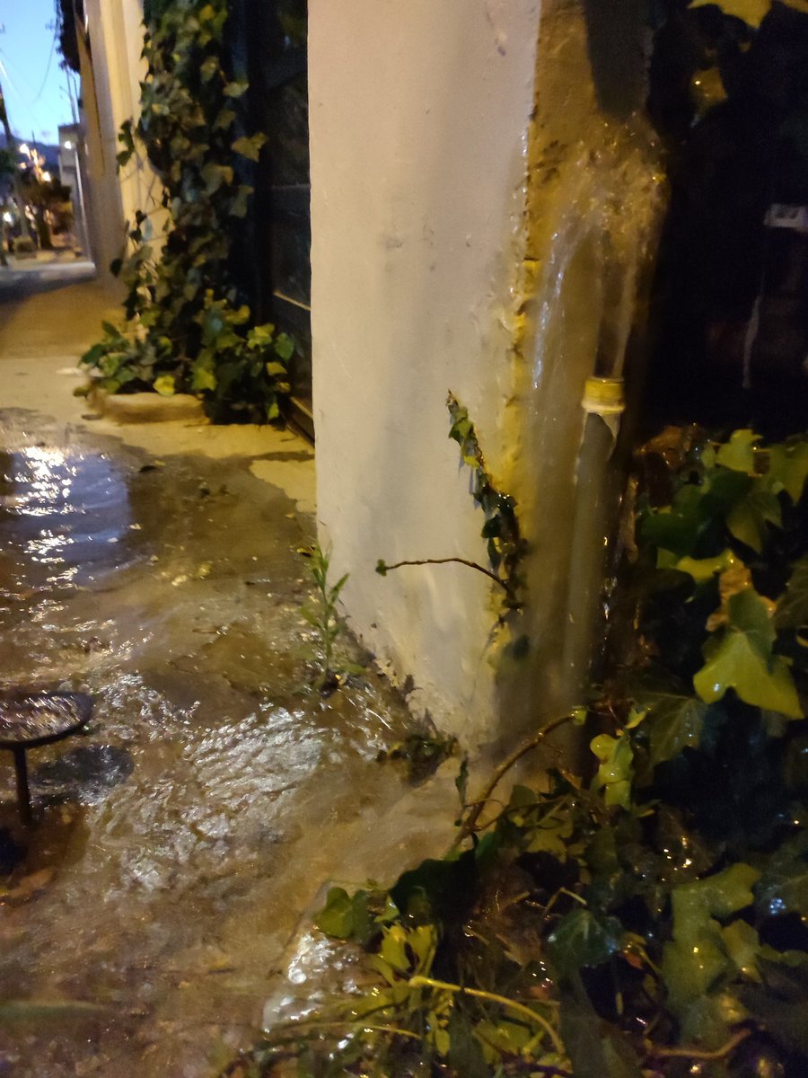 La fuente! Sobre la Pontevedra llegando a la calle Francisco Salazar. Se pierde gran cantidad de agua <a href="/EmpresaaguaEc/">Empresa Pública del Agua</a> Lleva días así.