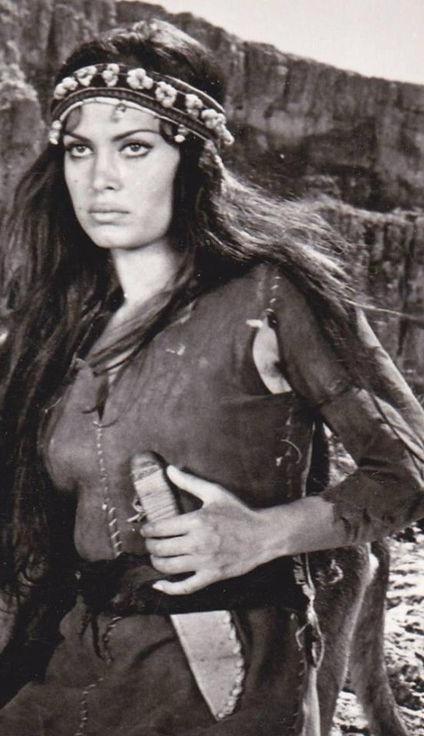 ... 
Hayalimden-düşümden çıkaramadım
Gözlerinin karasında ak aramadım
Bitap düştüm, Tanrı'ya yakaramadım
Sol gösterip vuruyor sağlı gözlerin
...

MFK/Boğum Günü