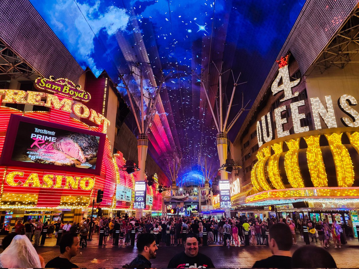 endless_roaming's tweet photo. Few pictures wandering up and down the crazy and physcodelic light show that is the the Fremont Street experience
#AussieinUSA,#DaveDownUnder,#FreemontStr,#lasvegas,#Lookingformywife,#love,#nevada,#photography,#roadtrip,#travel,#usa,#wanderlust, https://t.co/RmSYyoRPDv