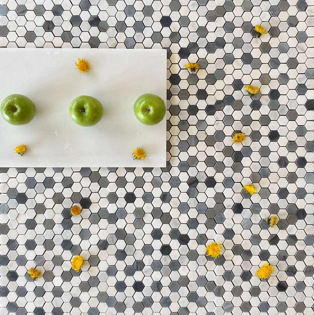 The pop of blue in the Arabescato hexagon marble mosaic is just so gorgeous 😍⁠
.⁠
.⁠
.⁠
.⁠
#ihavethisthingswithfloors #interiors4all #contemporaryhome #modernhome #interiorinspiration #interiorgoals #marble #arabescato #arabescatomarble