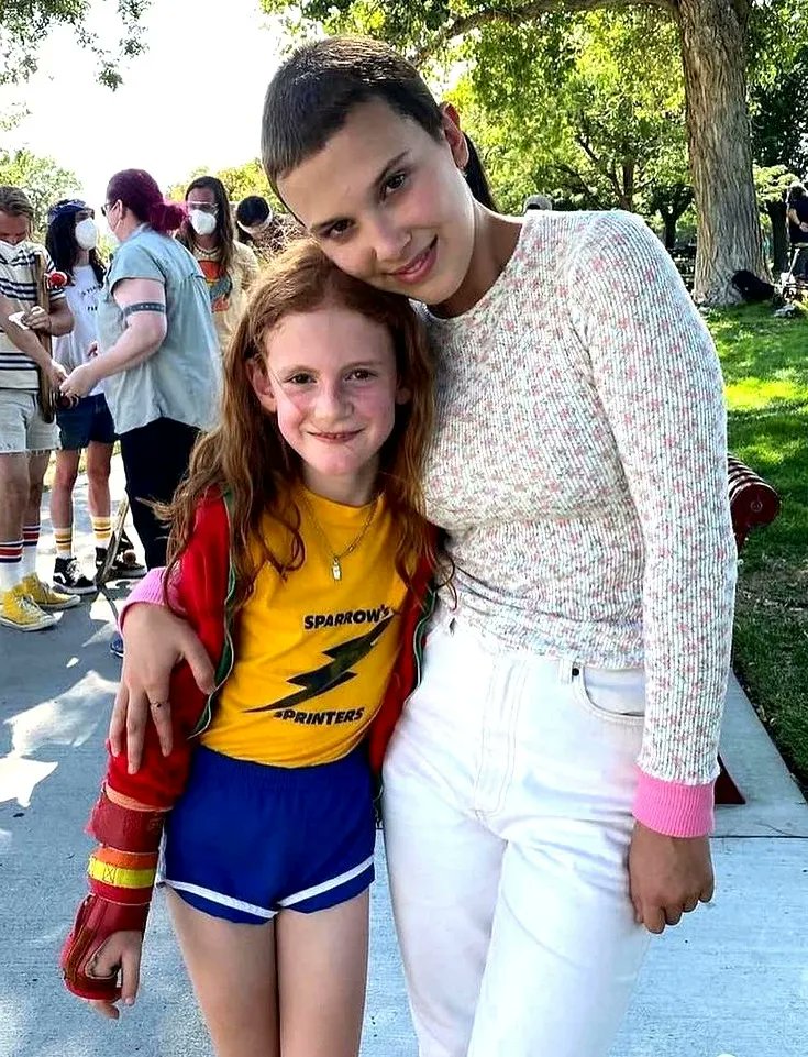 StrangerNews11's tweet photo. Millie &amp; (Belle Henry) Young Max ❤️📸✨ #StrangerThings https://t.co/xUzpnOnU8v