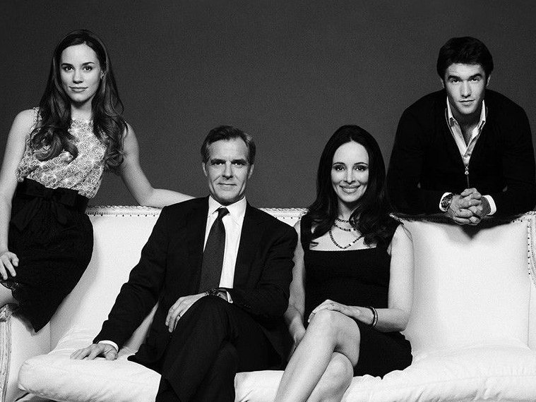 RevengeBrazil3's tweet photo. #VocêSabia? Se Madeleine Stowe pudesse ter algo do set de Revenge, seria a foto da família Grayson. 📷 https://t.co/tA2J4RIttv