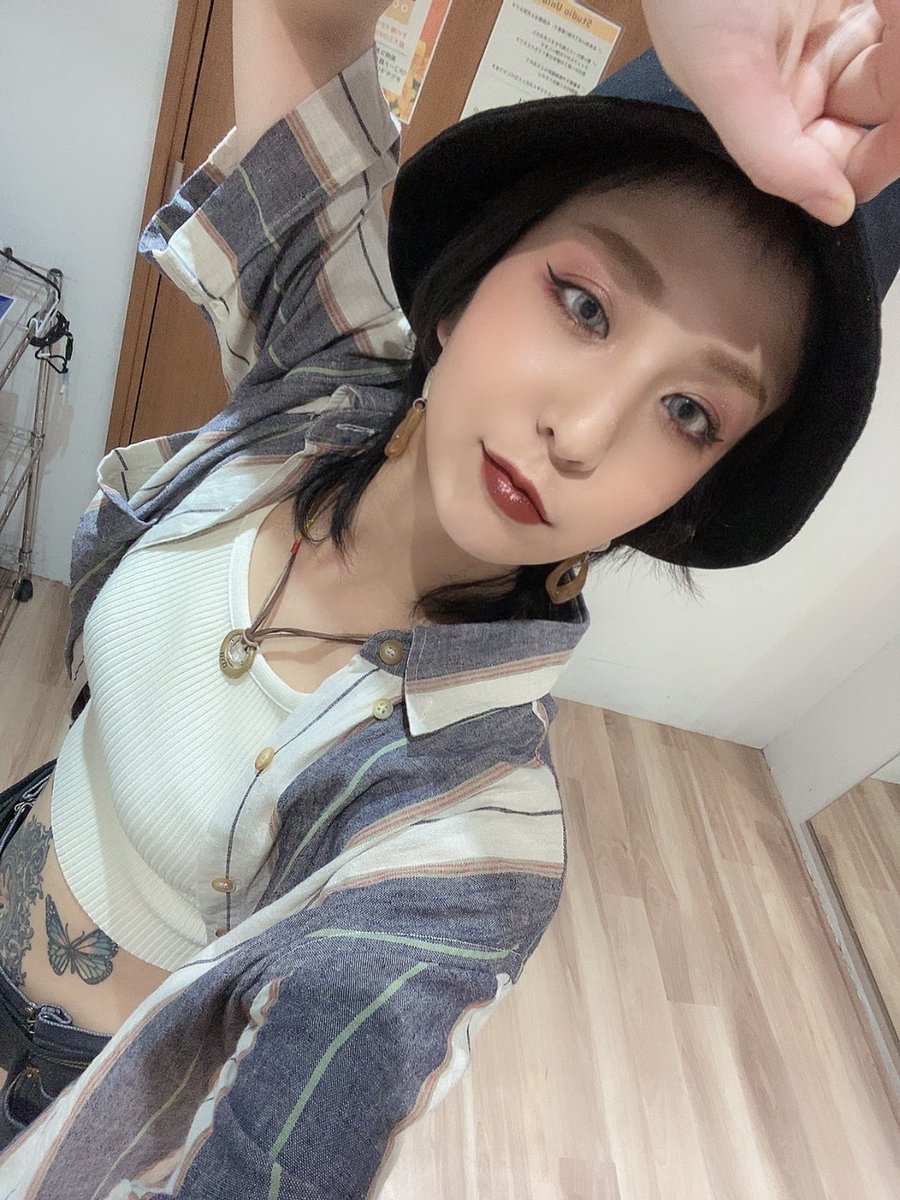 solitude_mnm's tweet photo. この間イベントで、大好きなラッパーの先輩が言ってくれたの

「全員が全員、100%がお前の創ったもん嫌いなわけないから」

" 全員に好かれるなんて無理 "とは考えたことあるし、よく聞く考え方だけど

その言葉にグッと来たしモチベーション上がったんだよね凄く

好きなことしてこう、これからも https://t.co/90Syl29Ikp