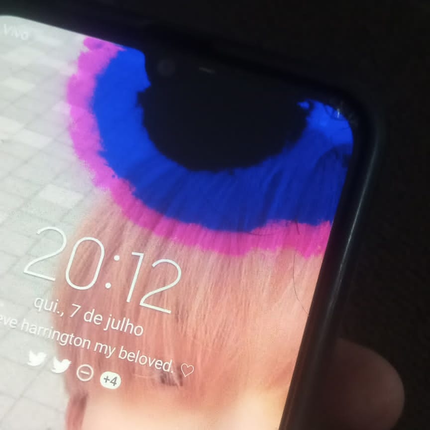 jakeyfalls's tweet photo. meu celular tá assim- tô com mt medo dele explodir veiKKKKKKKK https://t.co/dSQvnNyfym
