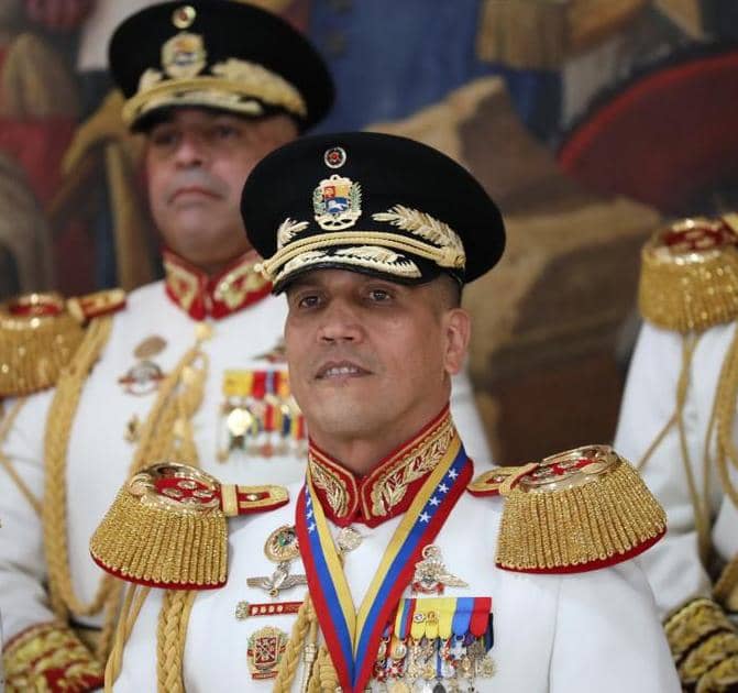 PrensaFANB's tweet photo. Gran noticia!!! Por designio del Mandatario Nacional CJ FANB @Nicolasmaduro, se ratifica al GJ @vladimirpadrino como MPPDefensa, al GJ @dhernandezlarez como Cmdte. CEOFANB, https://t.co/yufjbjnCGK