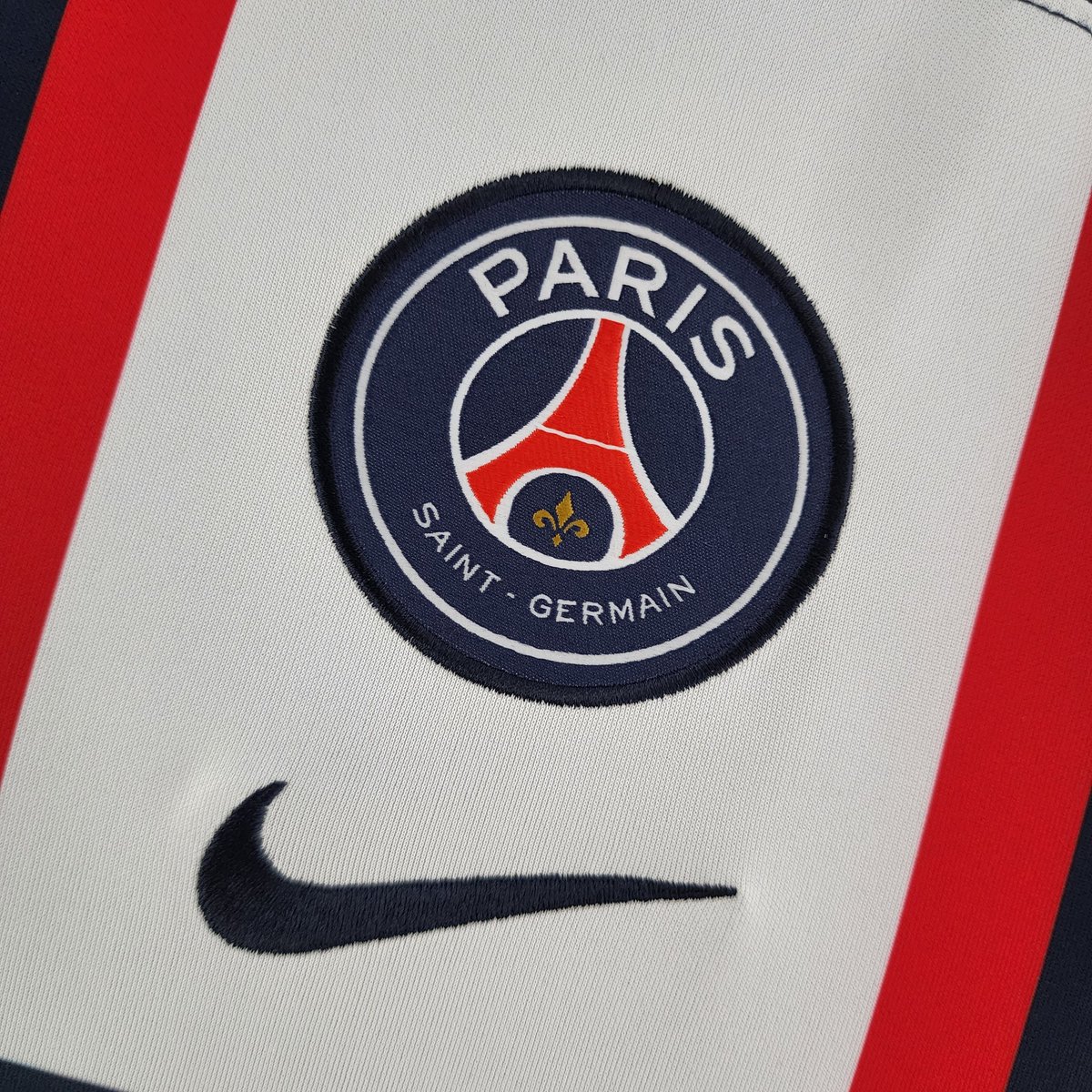 CamisaPesada's tweet photo. 🗼 ALLEZ PARIS!
O manto traz um novo template como base, com o azul marinho como cor predominante. O destaque fica pelo “hechter” centralizado, que aparece com as cores invertidas

Adquira já: 

👕 PSG Home 22/23 
📲 https://t.co/5x5wyAdXT2

#camisapesada
#asuafootballstore https://t.co/XUQCJUzMKd