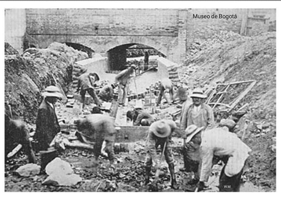 HistoriaFotBog's tweet photo. Trabajos de canalización del rió San Francisco fotografía de luis alberto acuña... Bogotá año 1923. https://t.co/3w3LJ477fP