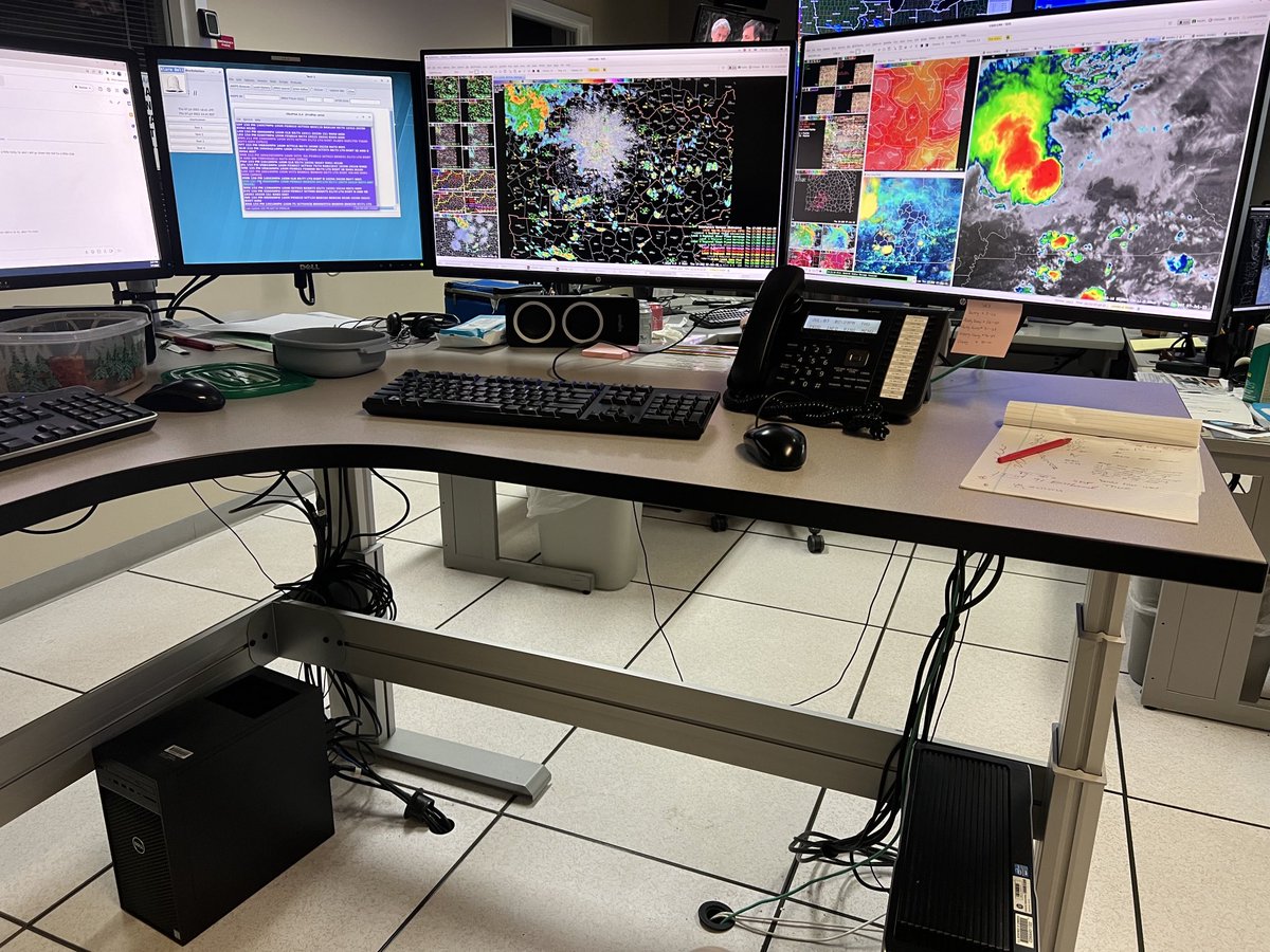 mammatusman's tweet photo. Enjoyed working ⁦@NWSLouisville⁩ warning operations today. Lots of storms, used 88D, @kymesonet⁩, meso analysis, spotters, and high res models. #warnings #nws #kywx #lmkwx #mesoanalysis #data #decisions https://t.co/nEEOIGp93B