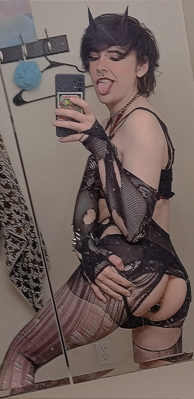3 pic. Thanks for the support back on here ? #nsfwtwt #fem #punk https://t.co/wqGcFgwbOM