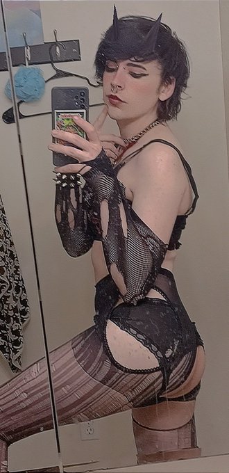 4 pic. Thanks for the support back on here ? #nsfwtwt #fem #punk https://t.co/wqGcFgwbOM