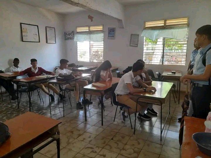 IprRamirez's tweet photo. #EducadoresCubiteños Nuestros educandos de 10' Grado realizan Orientación Profesional en la Esbu Pedro Alejandro Sierra de Cubitas dirigidos por la docente Nancy Dominguez del https://t.co/6Z0YGwbPIQ cumple con el cronograma del proceso pedagógico.#SomosContinuidad#CubaMined https://t.co/vWWNbnzKRh