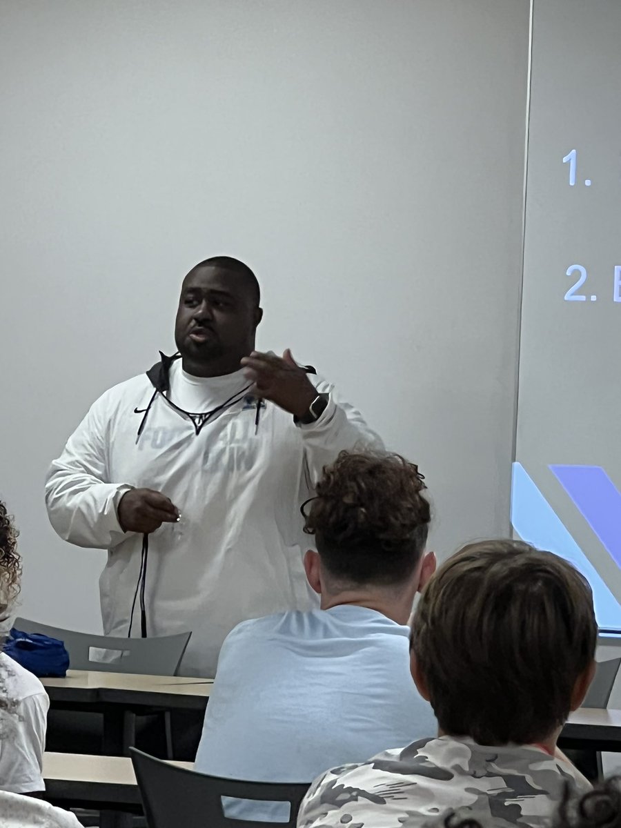 xeniabucsfb's tweet photo. Coach @MauriceHarden16 and @burnette_coach speaking to the team tonight @WittFootball Talking about what it means to be a great teammate and passion. #🧱by🧱 @XeniaAthletics https://t.co/hcohpIQojS