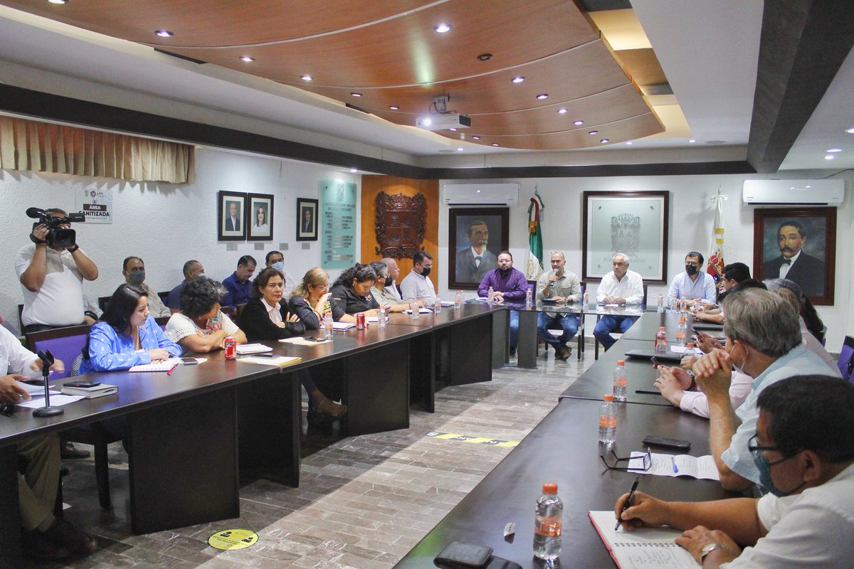 codesvicampeche's tweet photo. El titular de la #Codesvi Ing. Rashid Trejo Martinez, asistió al Congreso del Estado de Campeche junto a diputados, los titulares de CMIC Delegación Campeche y CMIC Carmen, en el cual dialogaron y expresaron sus ideas para la Ley de Desarrollo Urbano en el Estado de Campeche. https://t.co/5KmLzEmQ7Q