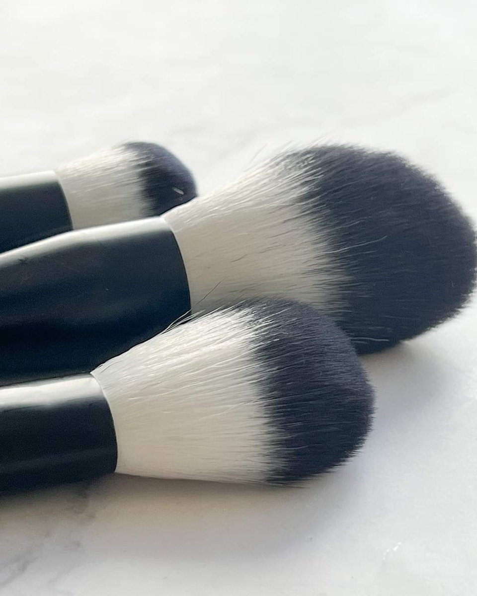 vmelgars's tweet photo. En esta cuenta amamooos las brochas nuevas 🤍🖤  son súper bonitas, sustentables 🌏  veganas! El mango de madera 🪵 con certificado ambiental responsable, con tecnología multifibra pregúntame por la promoción que tenemos disponible!
Escríbeme  📩https://t.co/NuRtYRL59h
#Oriflame https://t.co/pXPYUihjit