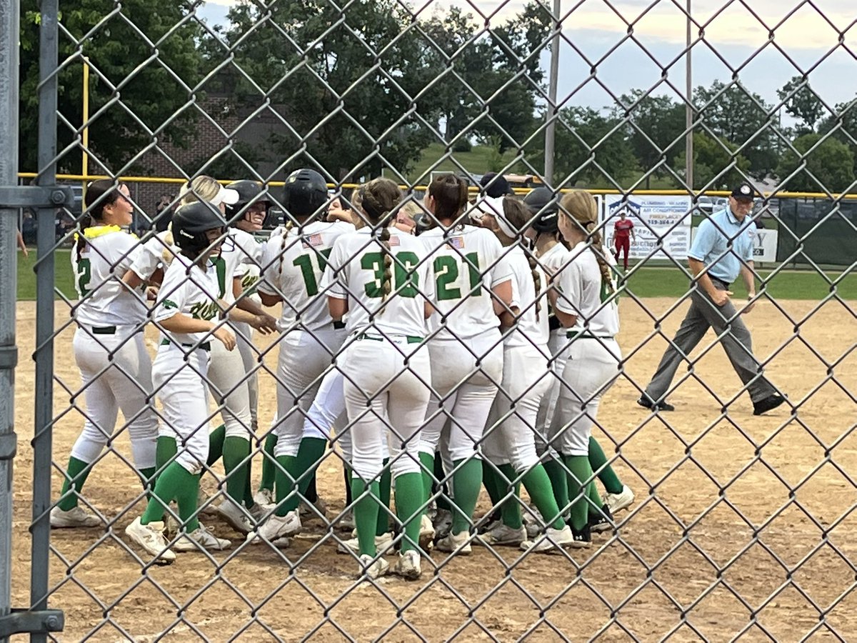 Topanga Beauregard with a GRAND SLAM makes it 5-2 through 3 innings! <a href="/JFKsoftball/">Cougar Softball</a>
