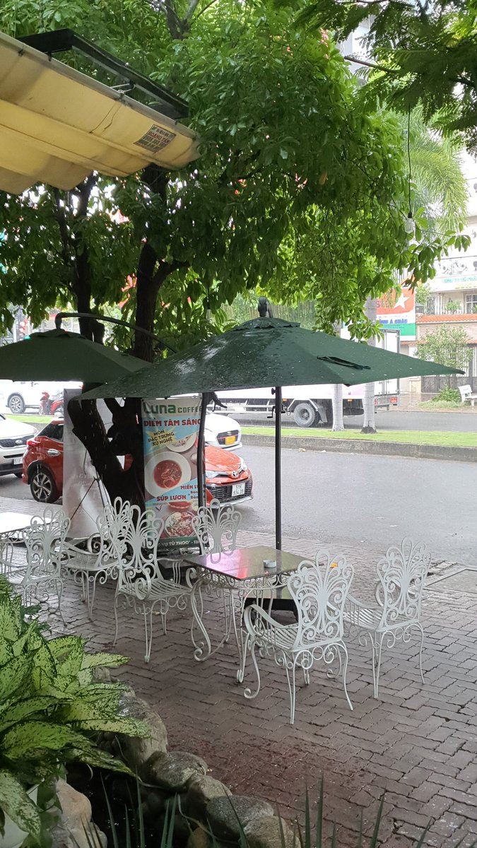 myfreedom2018's tweet photo. 下雨了，路过这家咖啡馆感觉还不错，进来躲雨顺便吃个午饭，一份牛肉饭，65000VND，18块RMB。
#越南街拍 #越南生活 #中国人在越南 https://t.co/O9X55fwqs0