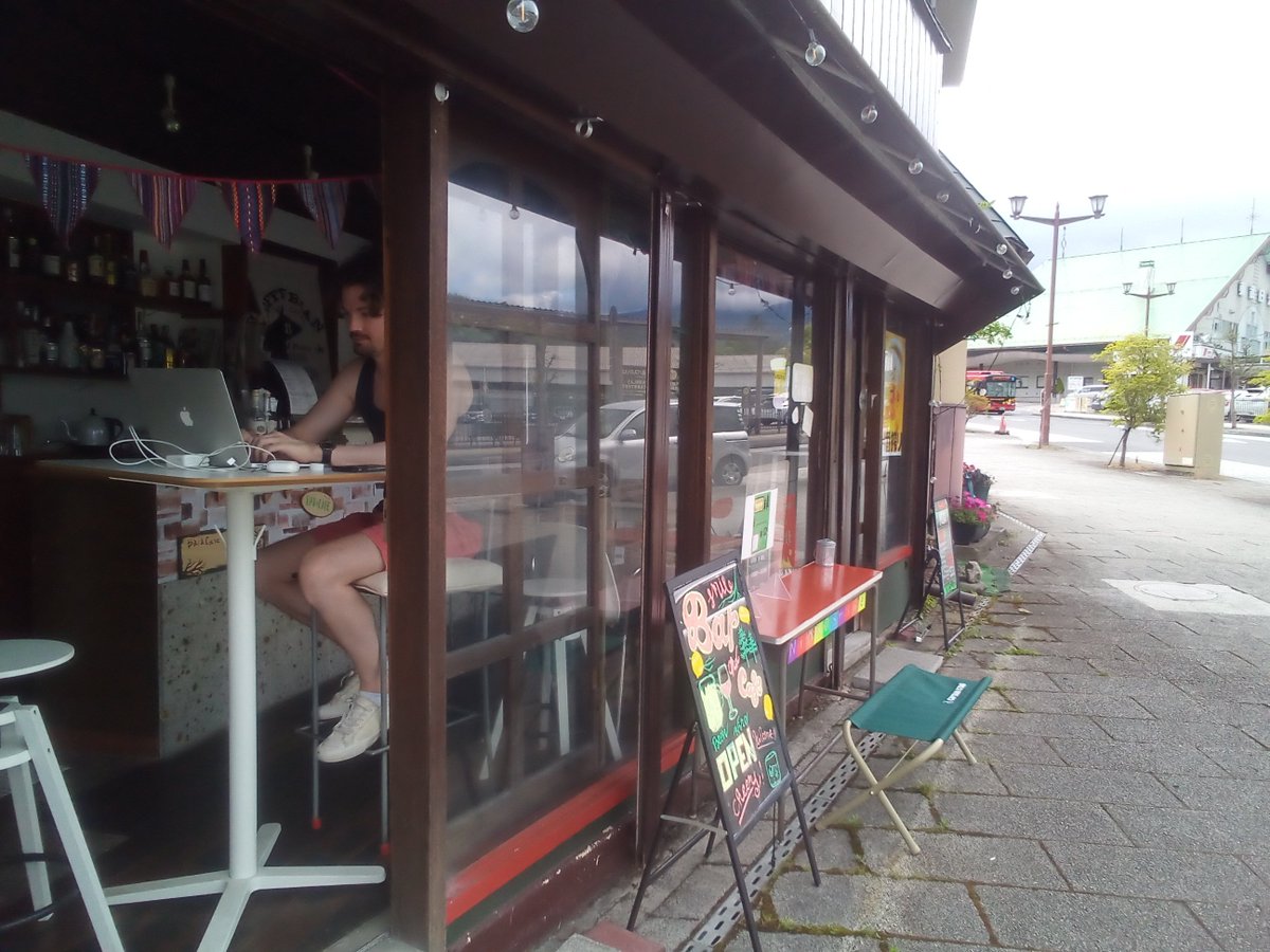 Nice coffee in a nice place for workation, come and enjoy a fresh drink 😊
Let's practice English!

Un buen cafe en un buen lugar para trabajar y vacacionar, ven y disfruta de una refrescante bebida 😊
Practiquemos Español!