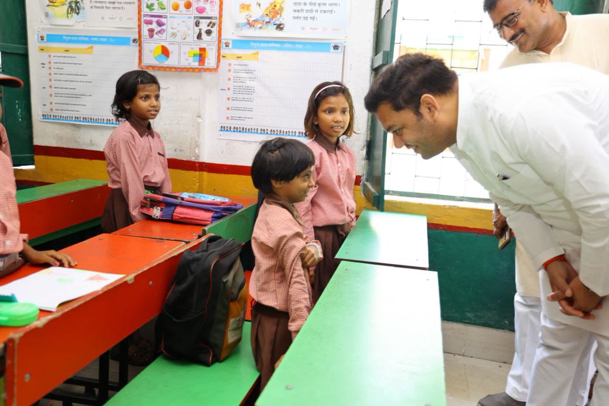 thisissanjubjp's tweet photo. आज जनपद वाराणसी से लखनऊ जाते समय मॉडल प्राइमरी इंग्लिश स्कूल, सगुनहना बड़गांव, वाराणासी में औचक निरीक्षण किया। https://t.co/uGOHtoiBVU